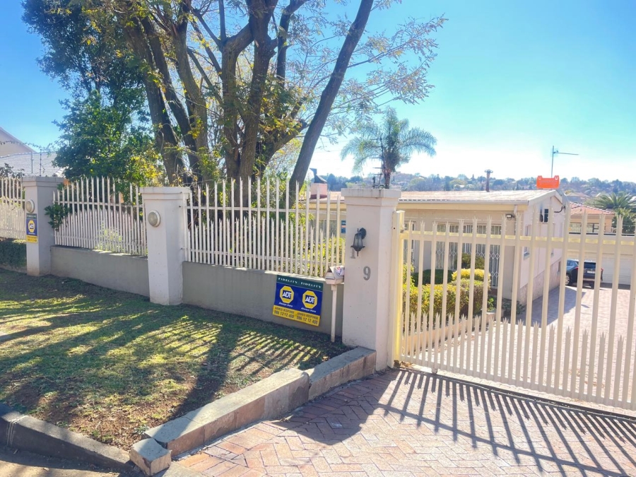 3 Bedroom Property for Sale in Linmeyer Gauteng