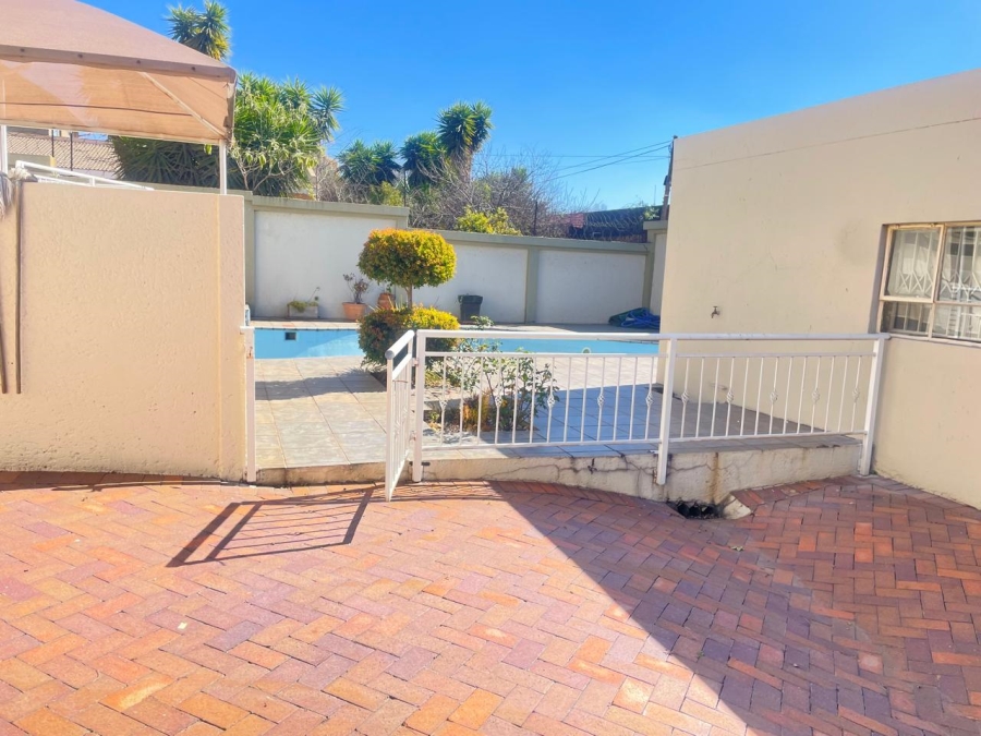 3 Bedroom Property for Sale in Linmeyer Gauteng