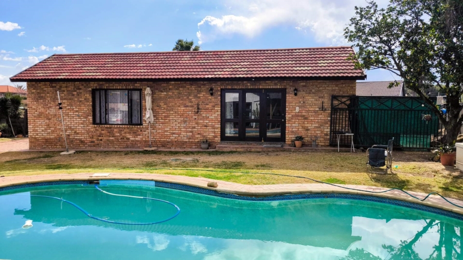 3 Bedroom Property for Sale in Brackendowns Gauteng