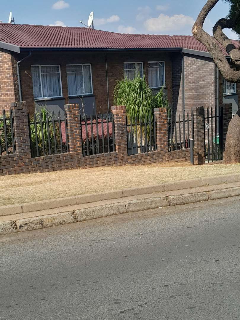 2 Bedroom Property for Sale in South Crest Gauteng