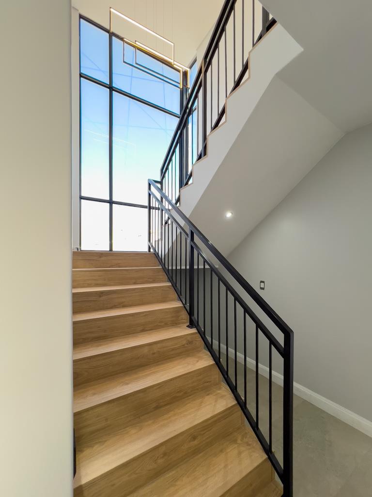 5 Bedroom Property for Sale in Midstream Heights Gauteng