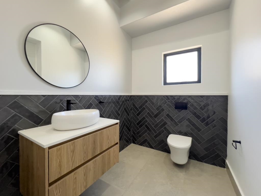 5 Bedroom Property for Sale in Midstream Heights Gauteng