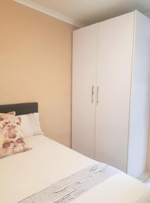 To Let 2 Bedroom Property for Rent in Waverley Gauteng
