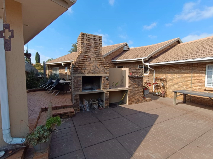Commercial Property for Sale in Zwartkop Gauteng