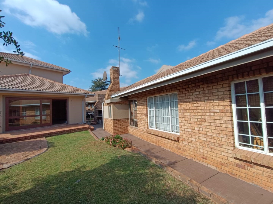 Commercial Property for Sale in Zwartkop Gauteng