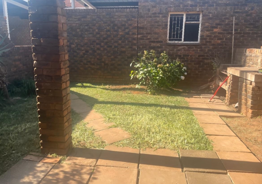 To Let 3 Bedroom Property for Rent in Clayville Gauteng
