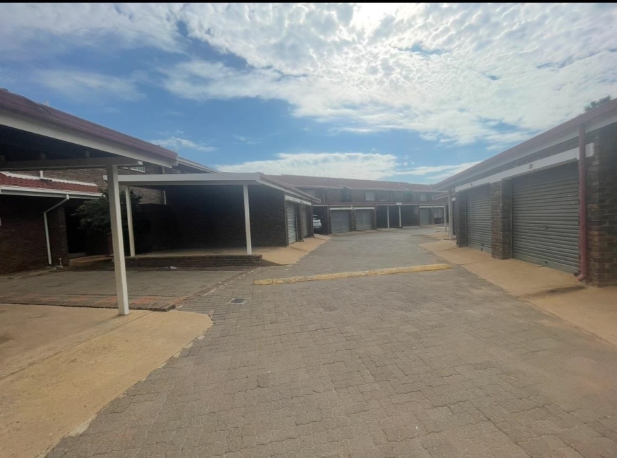 To Let 3 Bedroom Property for Rent in Clayville Gauteng
