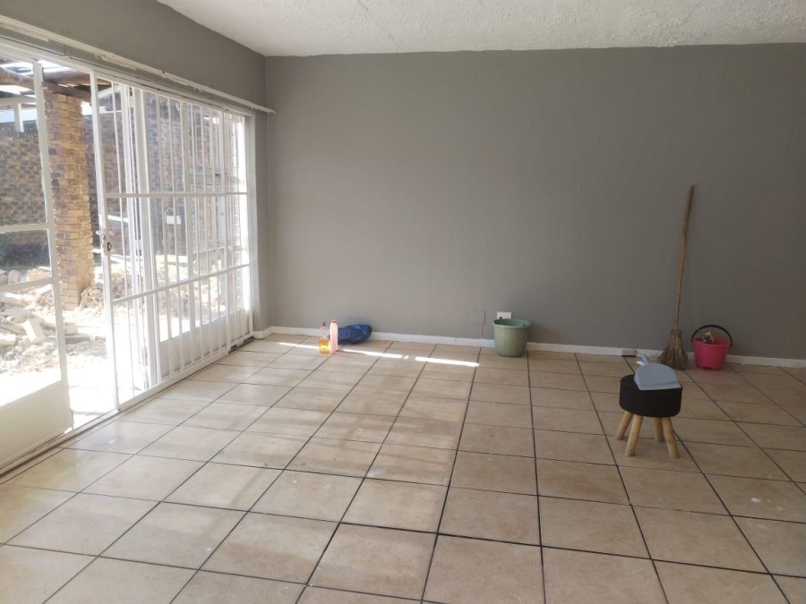 To Let 3 Bedroom Property for Rent in Clayville Gauteng