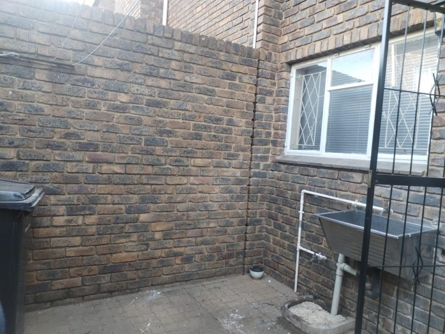 To Let 3 Bedroom Property for Rent in Clayville Gauteng