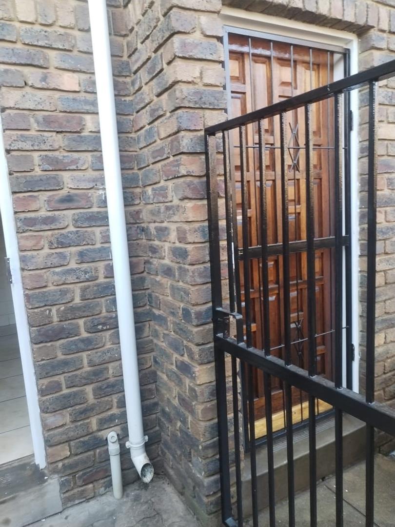 To Let 3 Bedroom Property for Rent in Clayville Gauteng