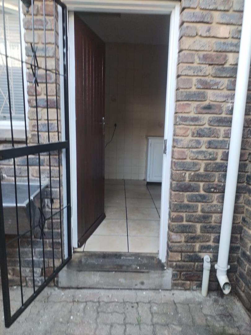 To Let 3 Bedroom Property for Rent in Clayville Gauteng