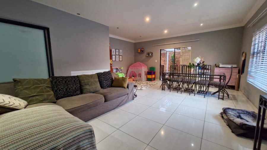 To Let 3 Bedroom Property for Rent in New Redruth Gauteng