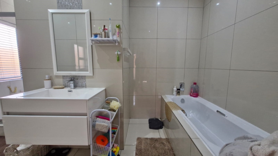 To Let 3 Bedroom Property for Rent in New Redruth Gauteng