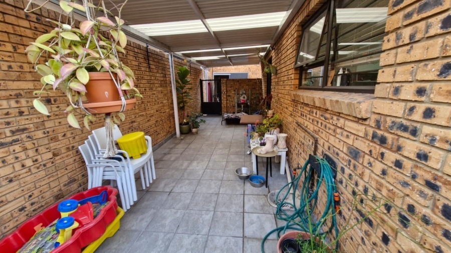 To Let 3 Bedroom Property for Rent in New Redruth Gauteng