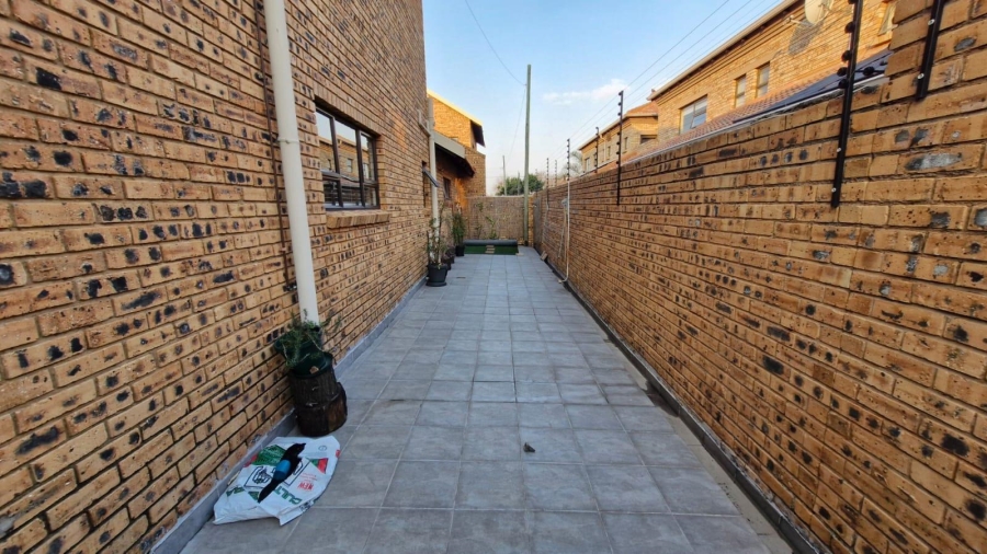To Let 3 Bedroom Property for Rent in New Redruth Gauteng