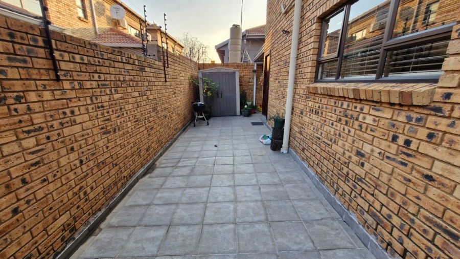 To Let 3 Bedroom Property for Rent in New Redruth Gauteng
