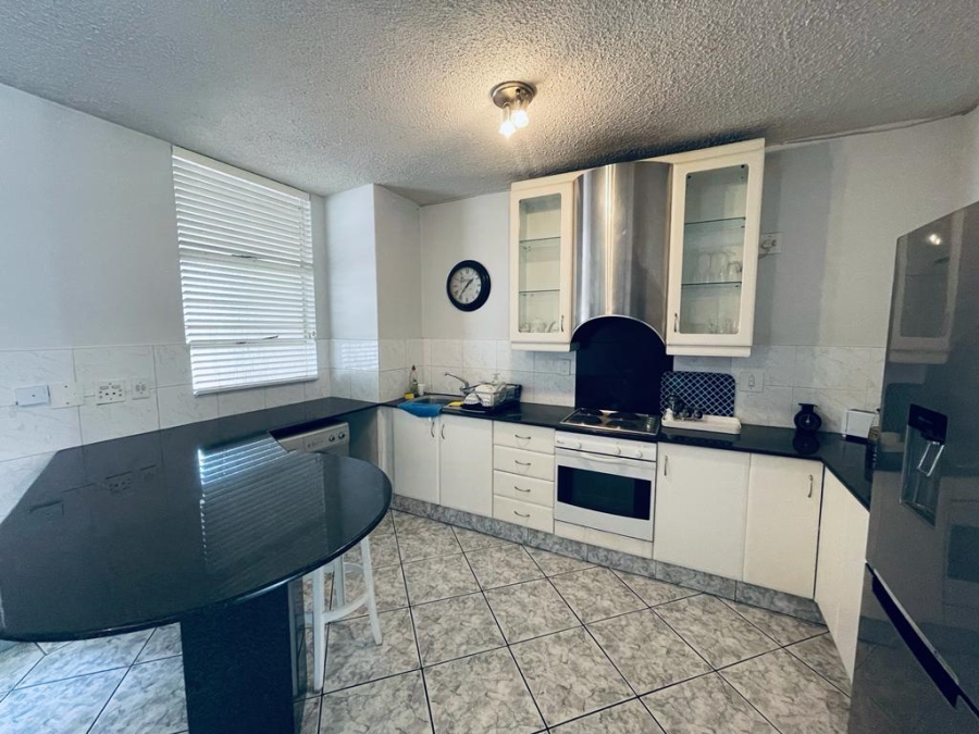 To Let 2 Bedroom Property for Rent in Sandhurst Gauteng
