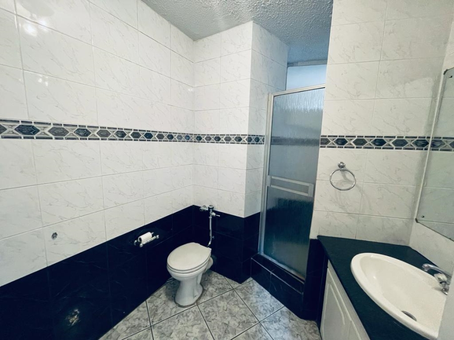 To Let 2 Bedroom Property for Rent in Sandhurst Gauteng