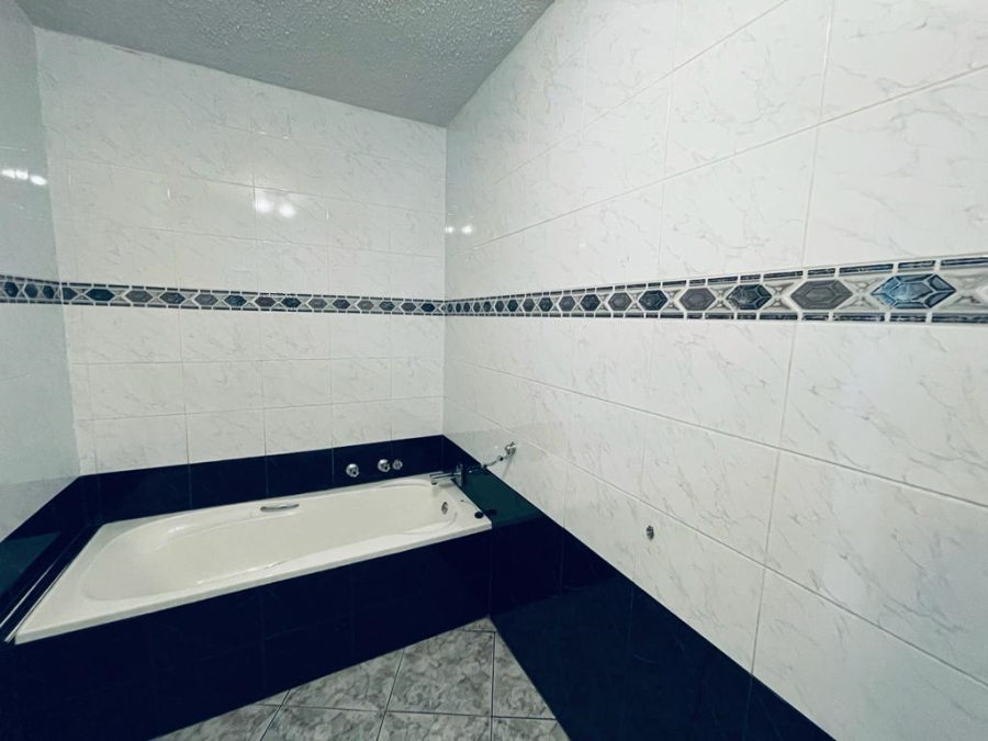 To Let 2 Bedroom Property for Rent in Sandhurst Gauteng