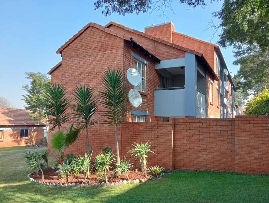 To Let 2 Bedroom Property for Rent in Die Hoewes Gauteng