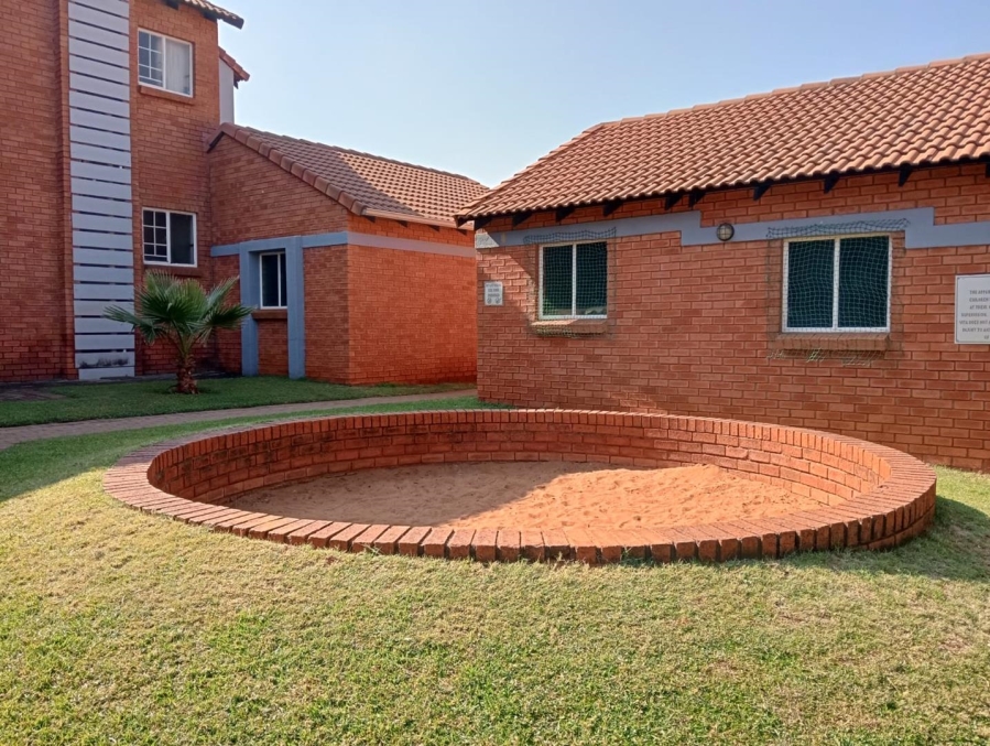 To Let 2 Bedroom Property for Rent in Die Hoewes Gauteng