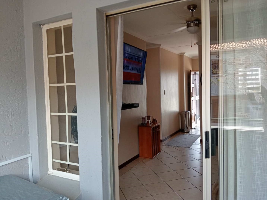 To Let 2 Bedroom Property for Rent in Die Hoewes Gauteng