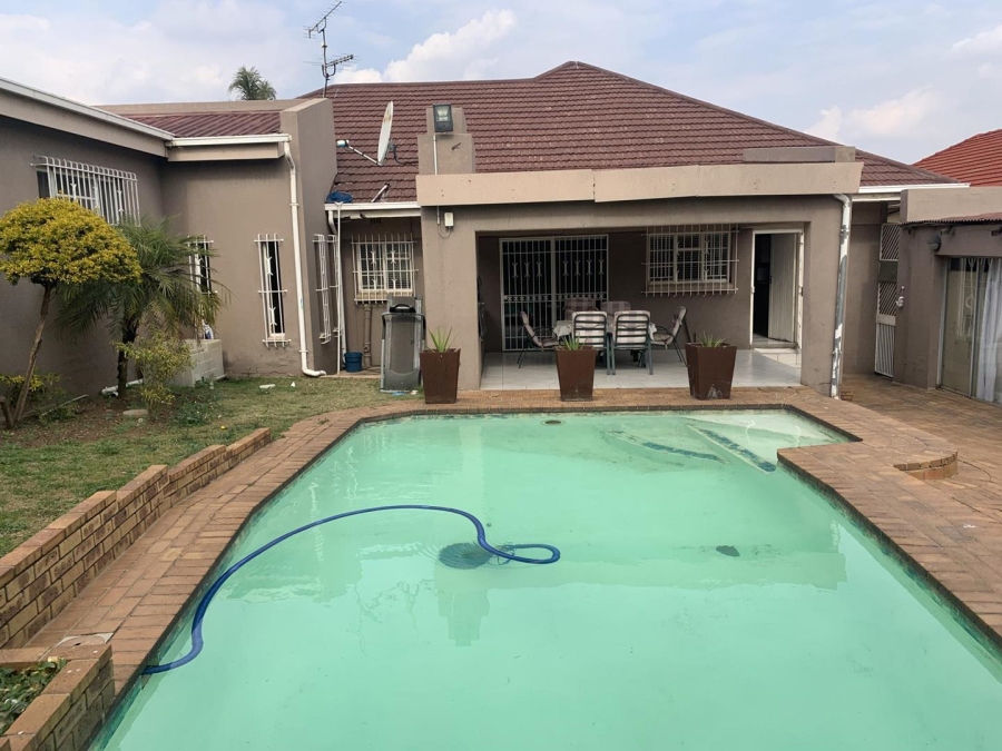 4 Bedroom Property for Sale in Linmeyer Gauteng
