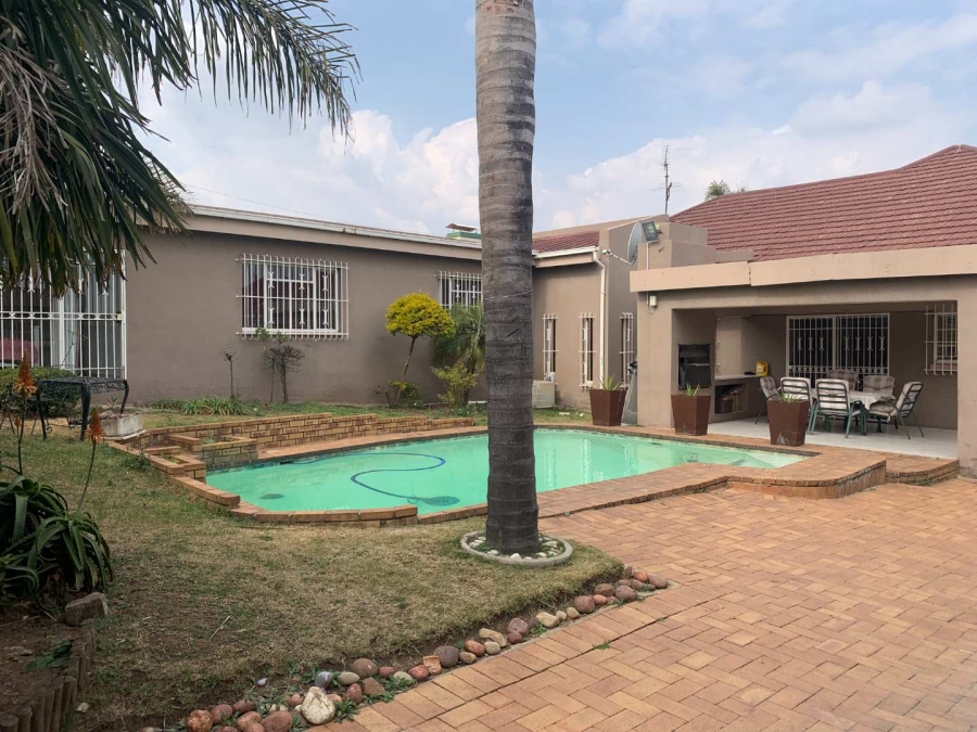 4 Bedroom Property for Sale in Linmeyer Gauteng