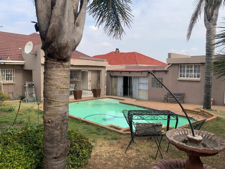 4 Bedroom Property for Sale in Linmeyer Gauteng