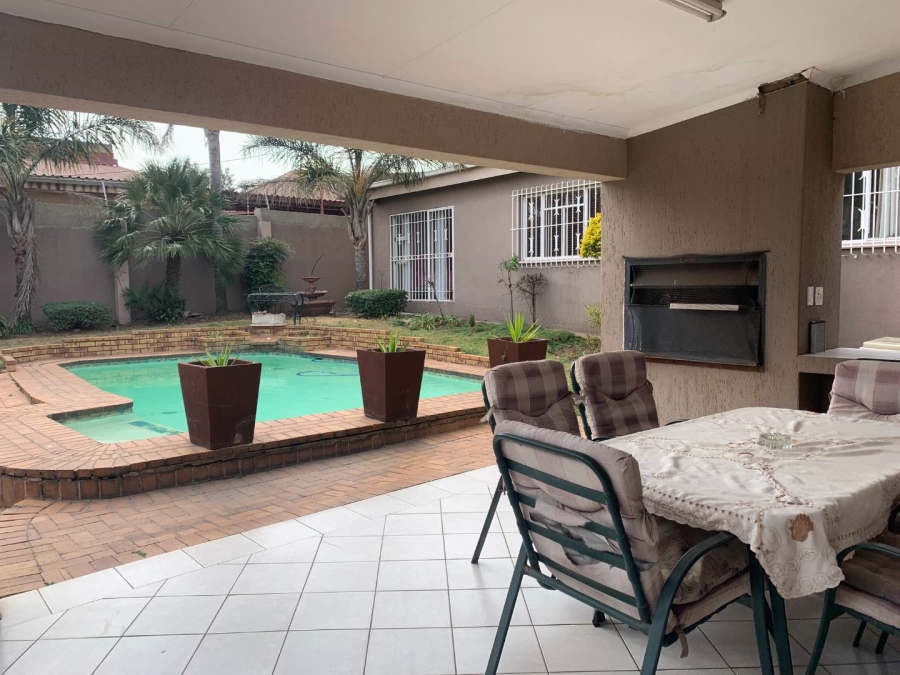 4 Bedroom Property for Sale in Linmeyer Gauteng