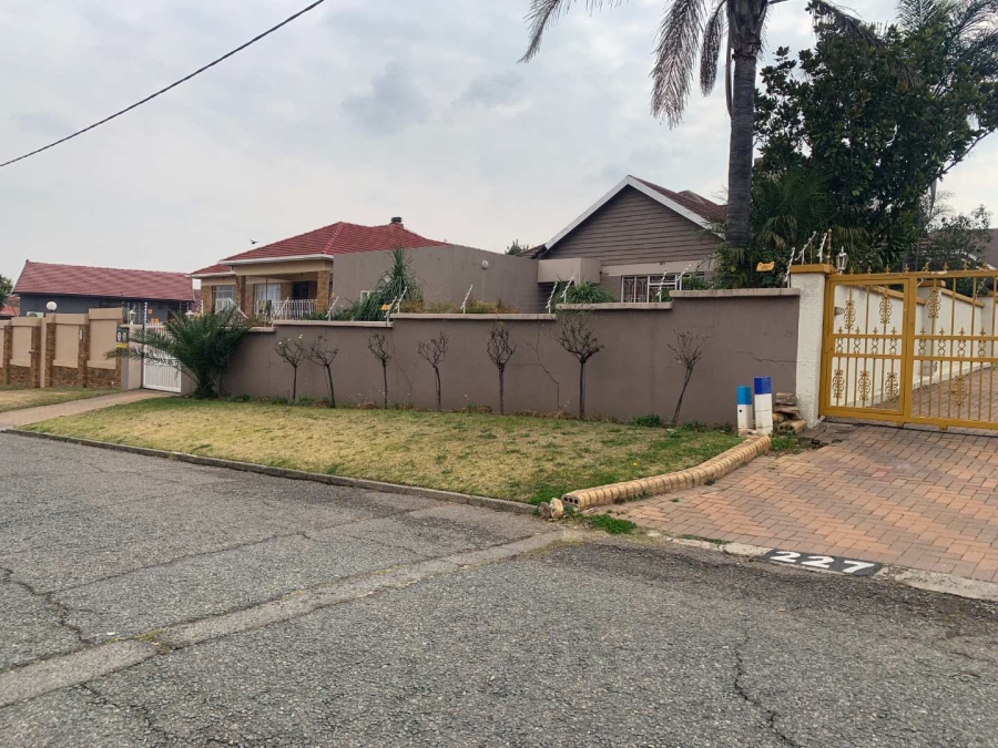 4 Bedroom Property for Sale in Linmeyer Gauteng