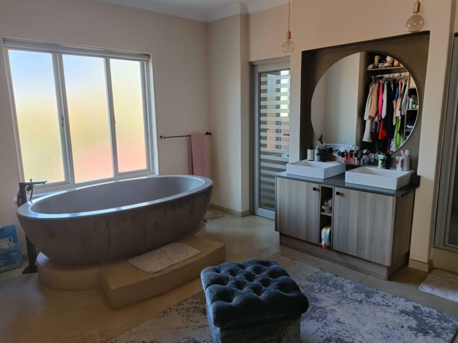 5 Bedroom Property for Sale in Zwavelpoort Gauteng