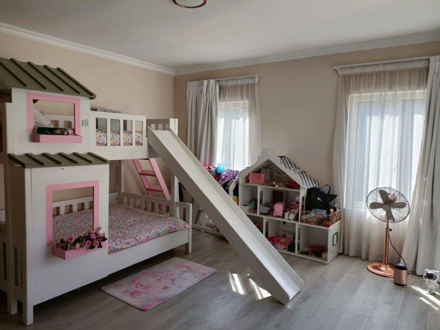 5 Bedroom Property for Sale in Zwavelpoort Gauteng