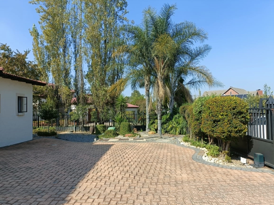 5 Bedroom Property for Sale in Zwavelpoort Gauteng