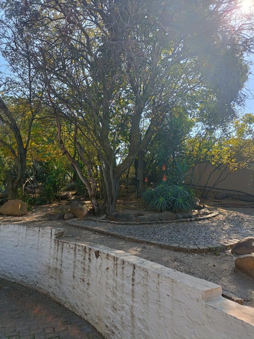 5 Bedroom Property for Sale in Zwavelpoort Gauteng