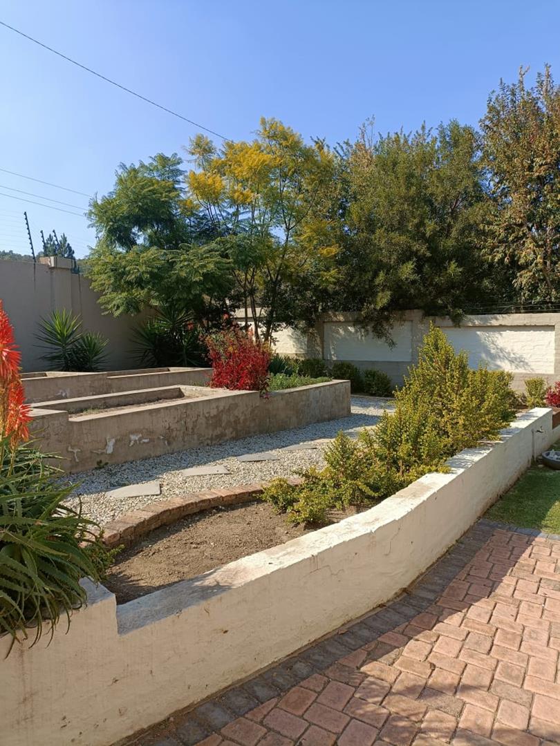 5 Bedroom Property for Sale in Zwavelpoort Gauteng