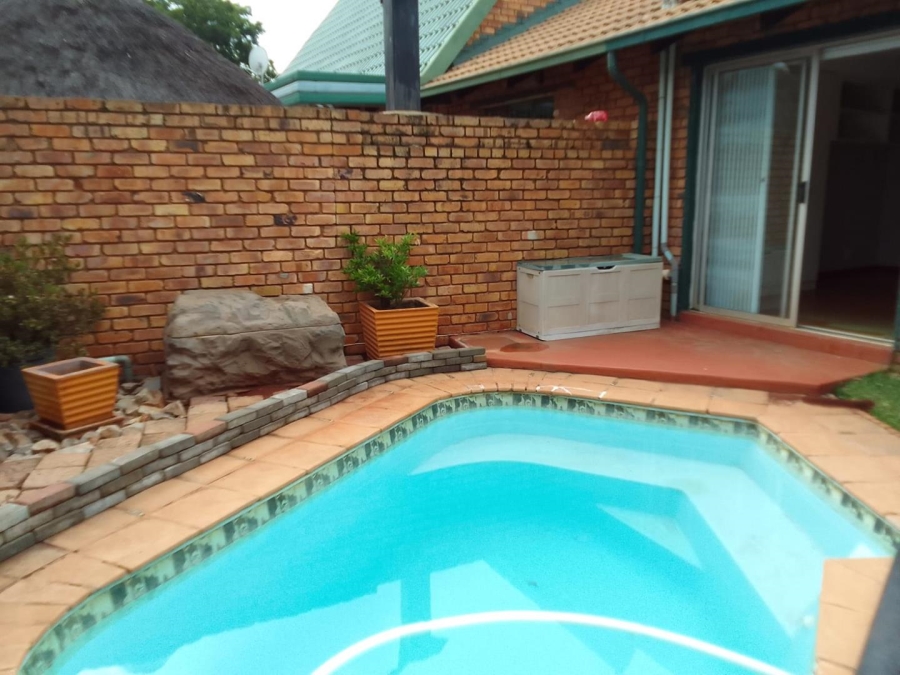 To Let 2 Bedroom Property for Rent in Weavind Park Gauteng
