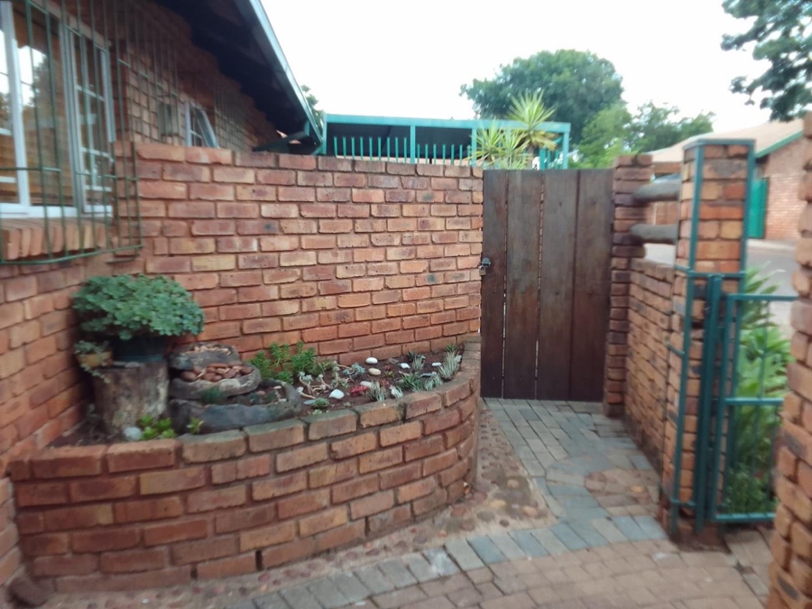 To Let 2 Bedroom Property for Rent in Weavind Park Gauteng