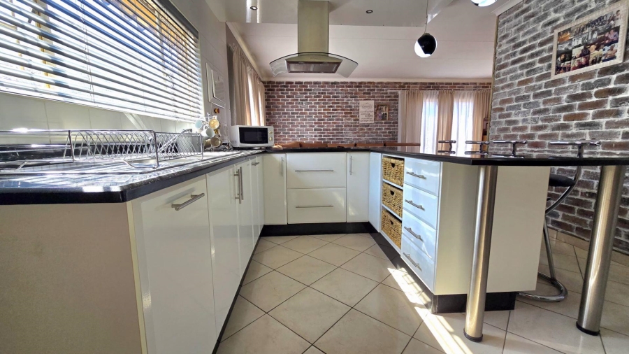 3 Bedroom Property for Sale in Oakdene Gauteng