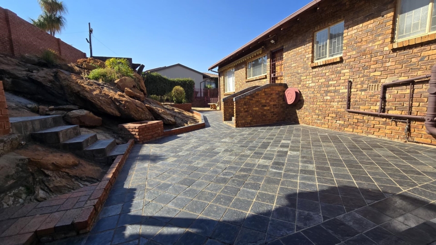 3 Bedroom Property for Sale in Oakdene Gauteng