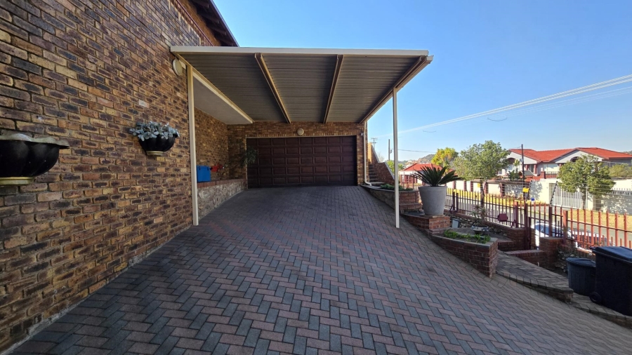 3 Bedroom Property for Sale in Oakdene Gauteng