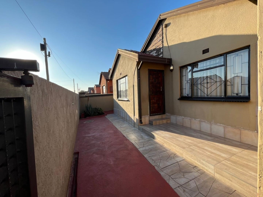 2 Bedroom Property for Sale in Tokoza Gauteng