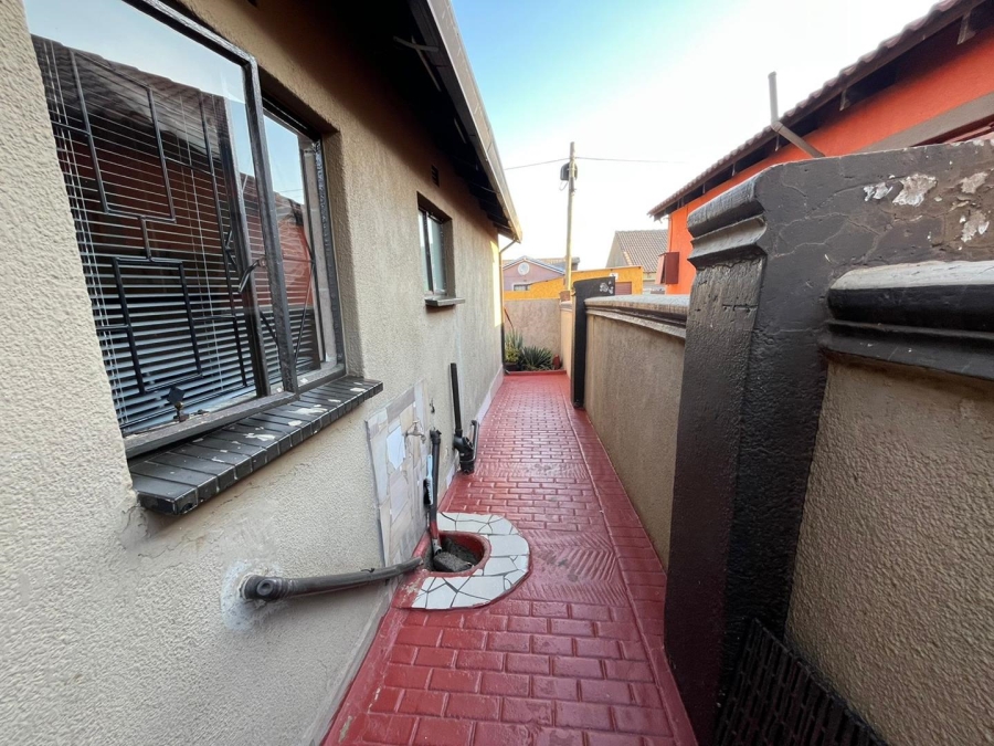 2 Bedroom Property for Sale in Tokoza Gauteng