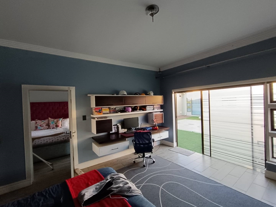 5 Bedroom Property for Sale in Midstream Estate Gauteng