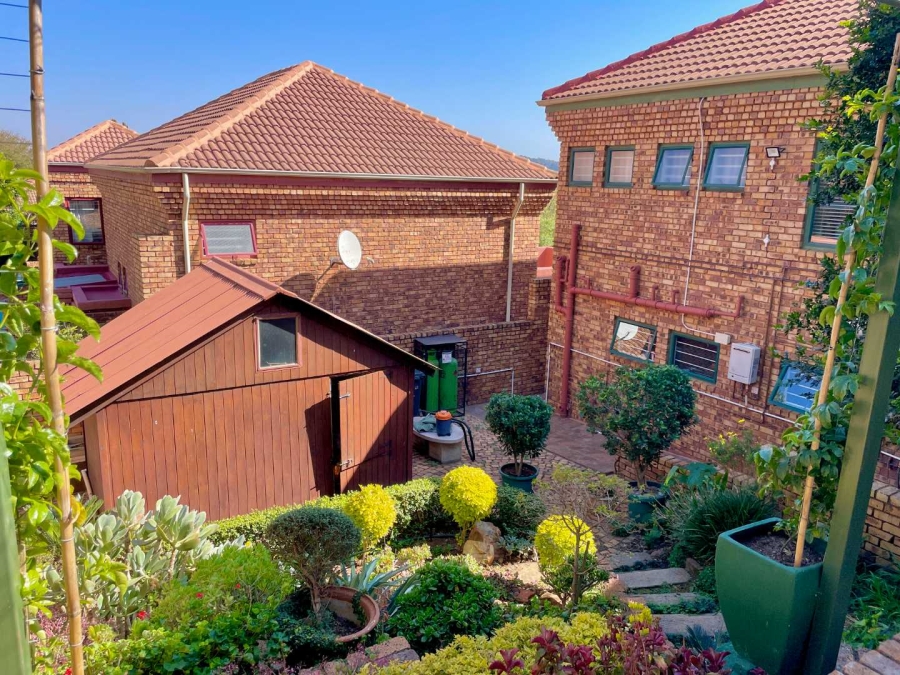 4 Bedroom Property for Sale in Faerie Glen Gauteng