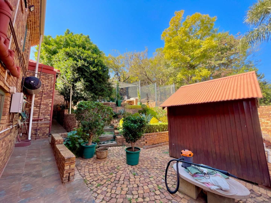 4 Bedroom Property for Sale in Faerie Glen Gauteng