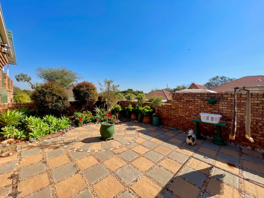 4 Bedroom Property for Sale in Faerie Glen Gauteng