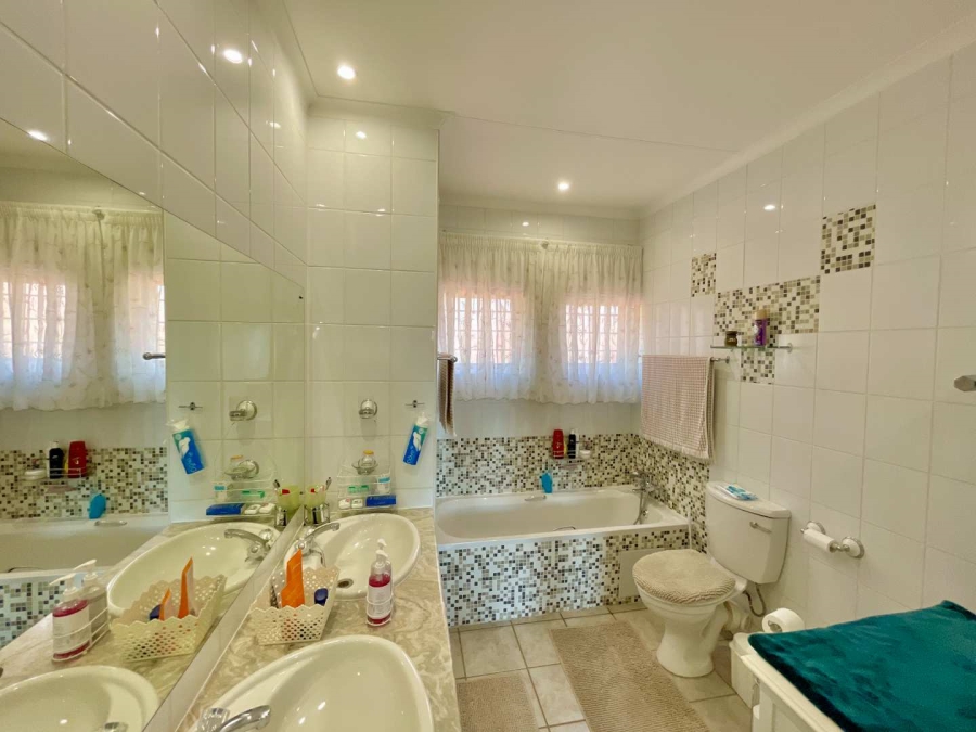 4 Bedroom Property for Sale in Faerie Glen Gauteng