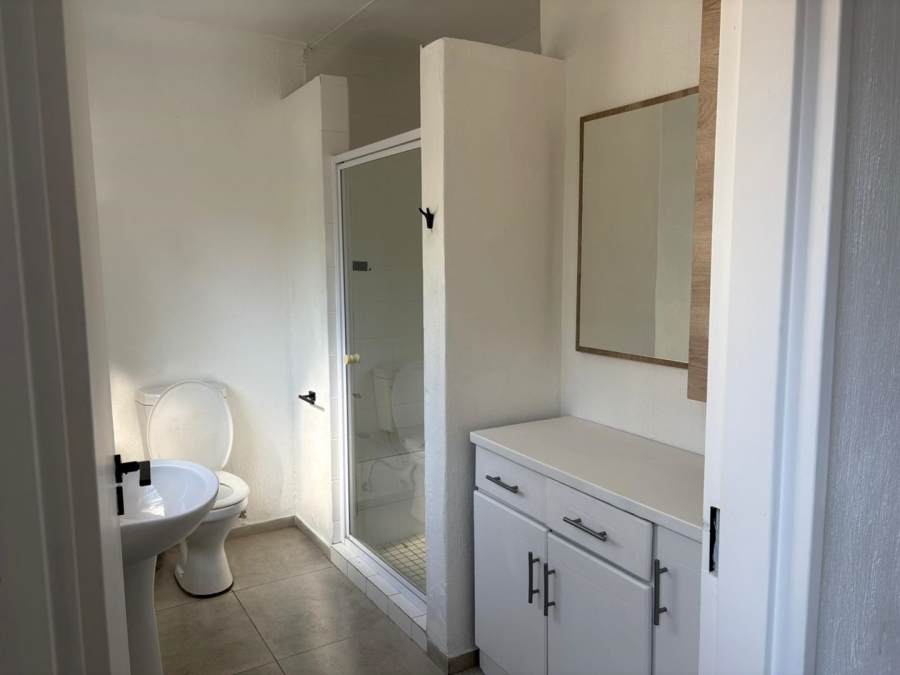 To Let 2 Bedroom Property for Rent in Blairgowrie Gauteng