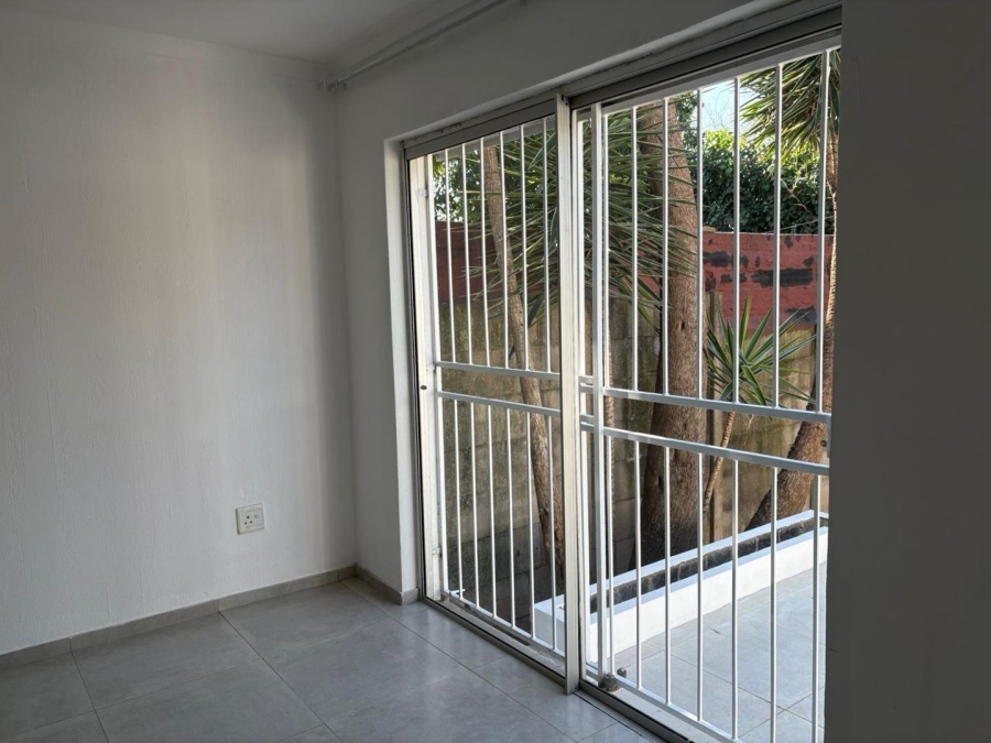 To Let 2 Bedroom Property for Rent in Blairgowrie Gauteng